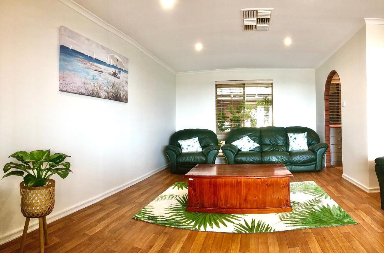 Beach House Opposite Ocean 4 Bed 2 Bathroom With Pool 杰拉尔顿 外观 照片