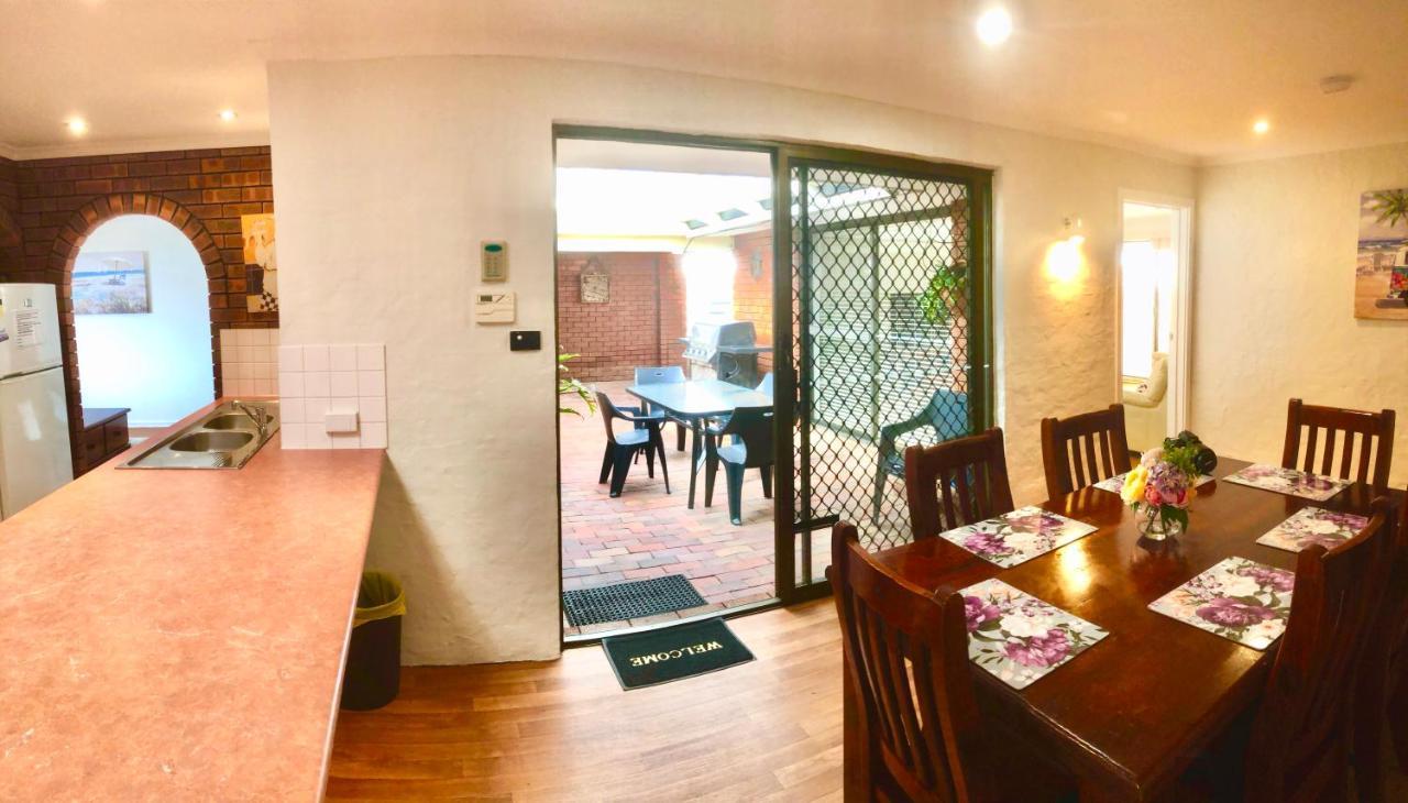 Beach House Opposite Ocean 4 Bed 2 Bathroom With Pool 杰拉尔顿 外观 照片
