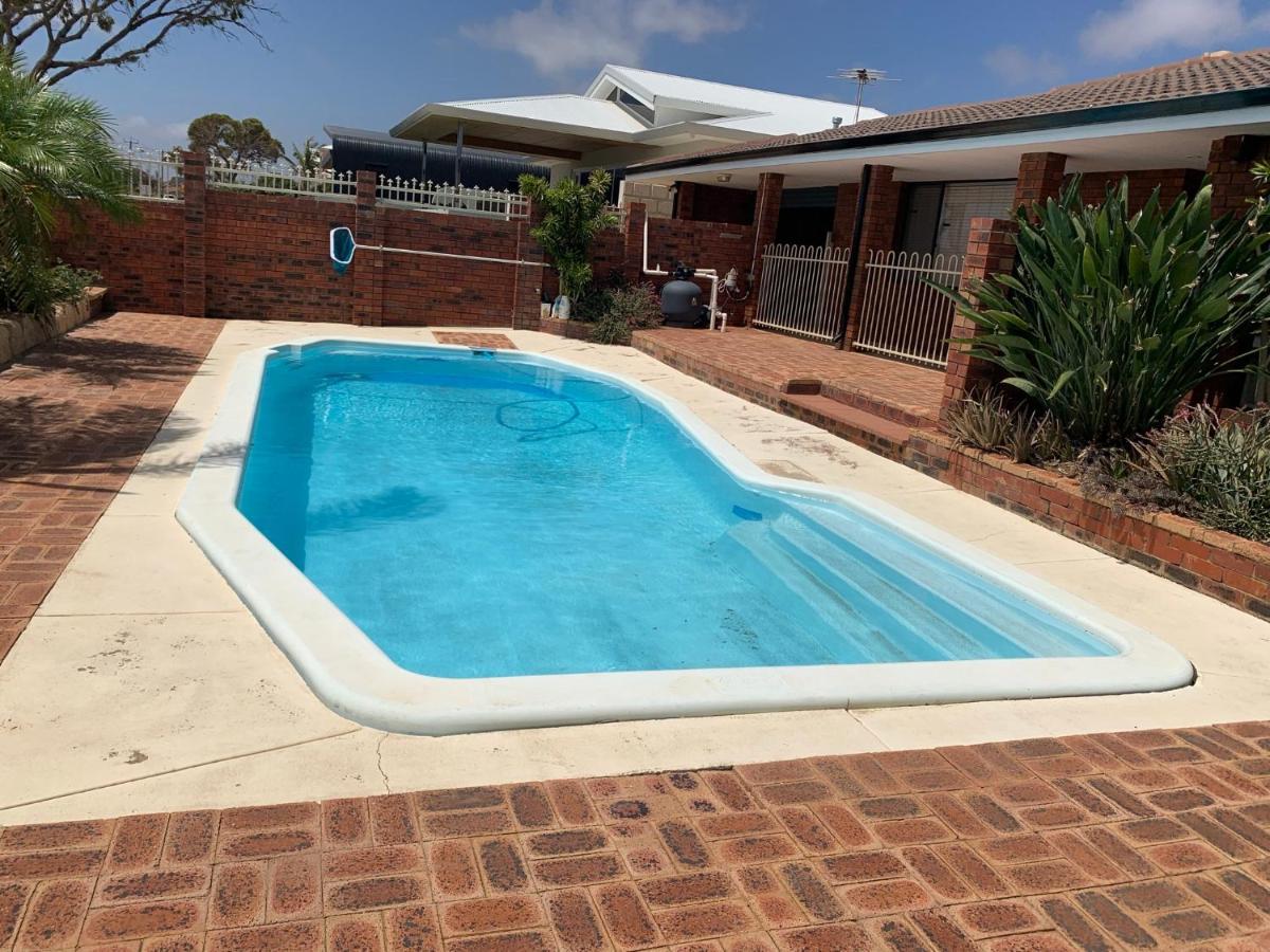 Beach House Opposite Ocean 4 Bed 2 Bathroom With Pool 杰拉尔顿 外观 照片